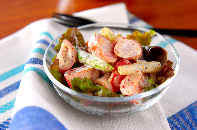 ガラスの器に入ったソーセージとマスタードのサラダ