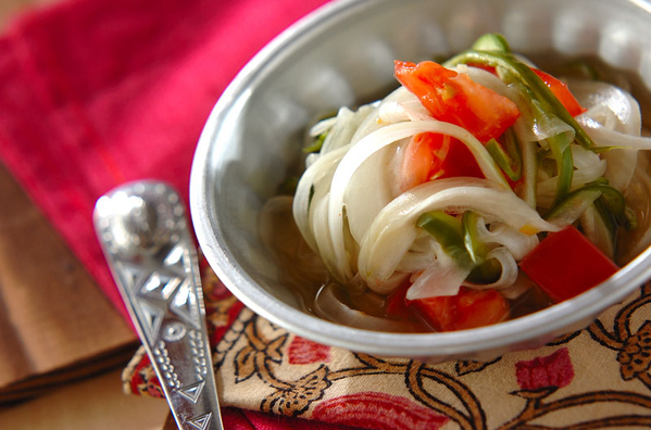 小鉢に盛り付けた玉ねぎのアチャール風