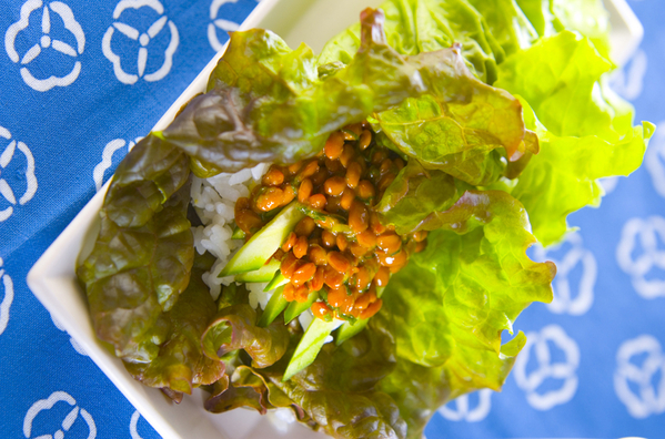 白い角皿に盛り付けられた、炒め納豆のサニーレタス巻き