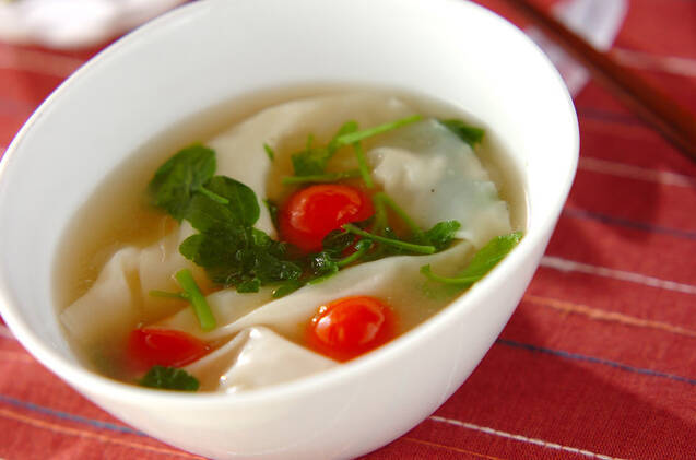 チーズ入りのワンタンとミニトマトのスープ