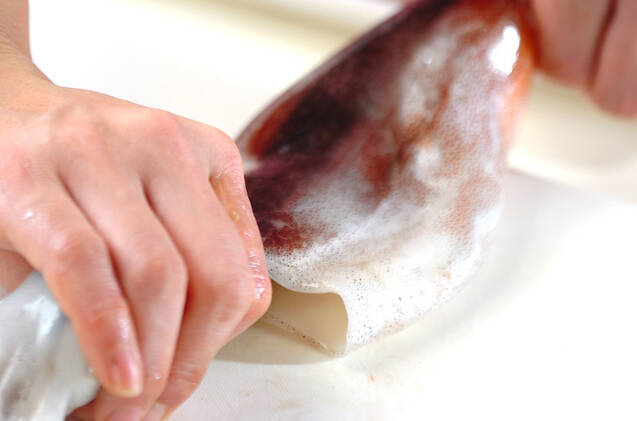 イカと新玉ネギのトマト煮の作り方の手順1