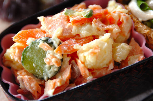 黒い器に盛られている鮭のポテトサラダ