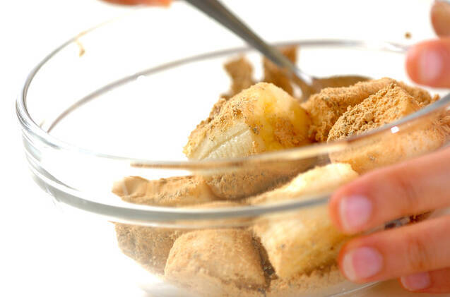 バナナの黒ゴマきな粉和えの作り方の手順3