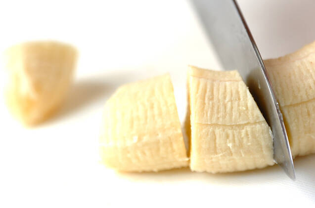 バナナの黒ゴマきな粉和えの作り方の手順1