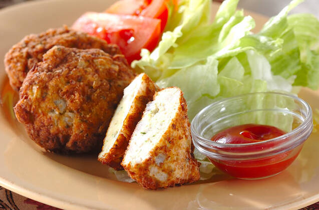 ケチャップやお野菜が添えられたチキンナゲット