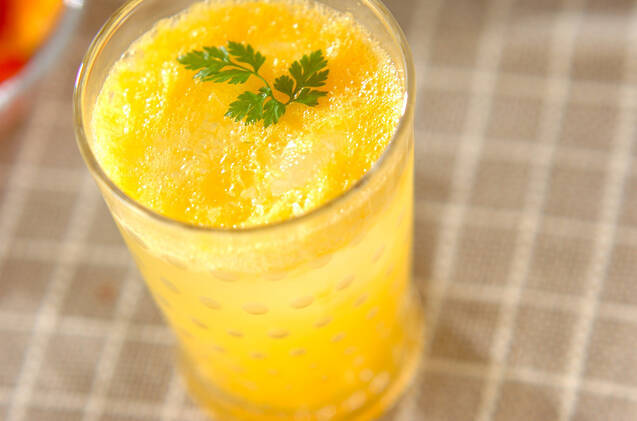 グラスに入ったパインオレンジジュース