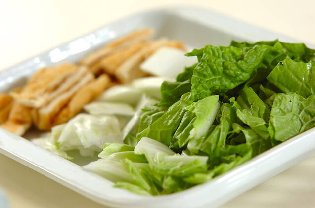 白菜と油揚げのとろとろ雑煮の作り方の手順1