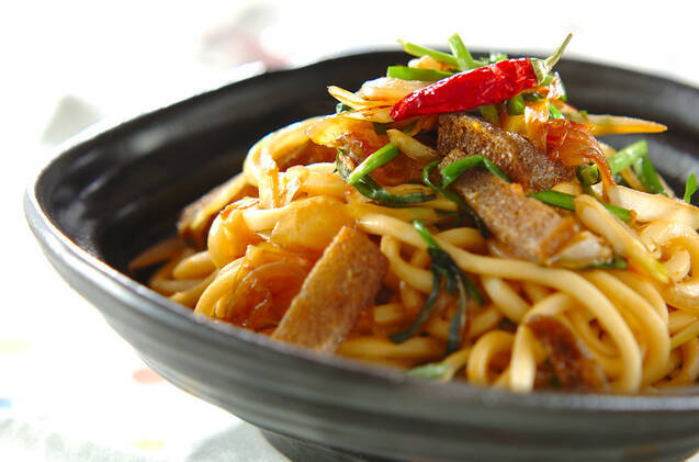 黒い皿に盛り付けられたホルモン風焼きうどん