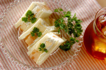 桃と水切りヨーグルトのサンドイッチ