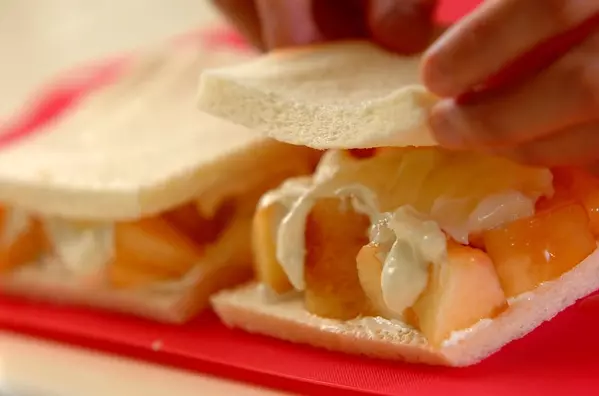 桃と水切りヨーグルトのサンドイッチの作り方2