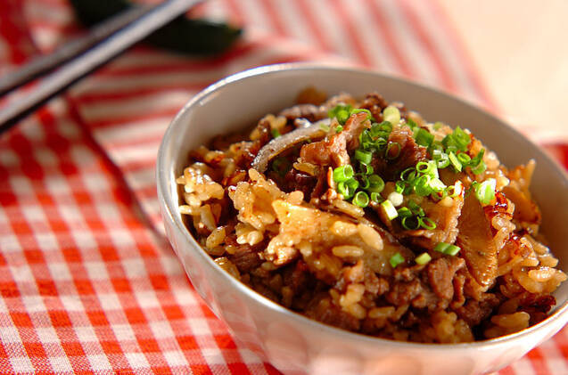 茶碗によそった牛こま肉とごぼうの炊き込みご飯