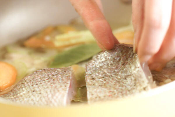 蒸し白身魚の赤ワインソースの作り方の手順3