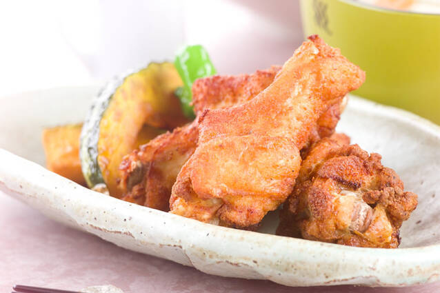 器に盛りつけられた手羽元のカレー揚げ