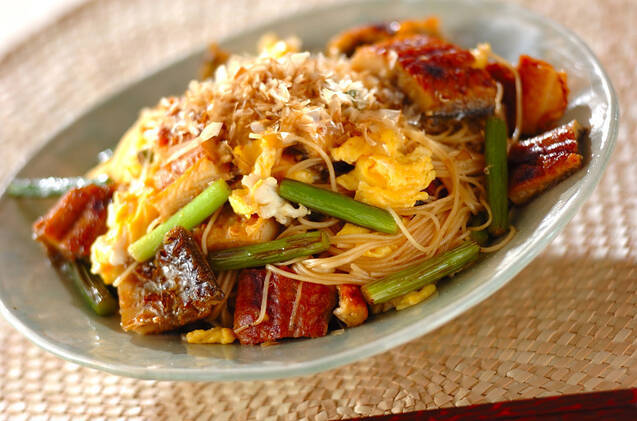 平たいプレートに盛り付けられたうなたまそうめんチャンプルー