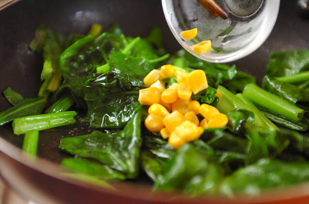 ホウレン草とコーンのバターソテーの作り方の手順2