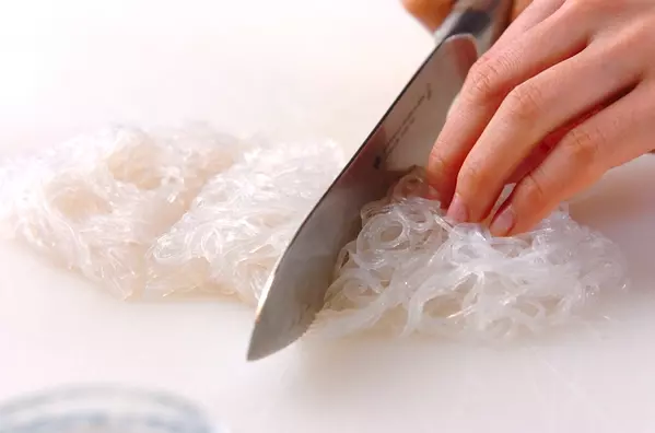 お惣菜屋さん風マヨネーズ春雨サラダの作り方1