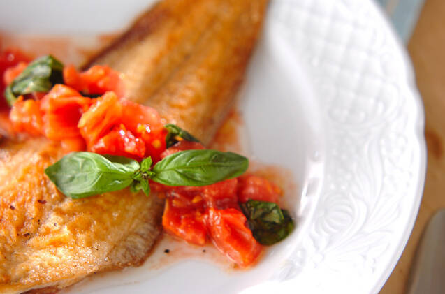 白い皿の上にのった舌平目のムニエル