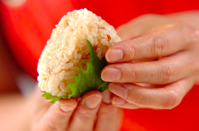 梅しそおにぎりの作り方の手順3