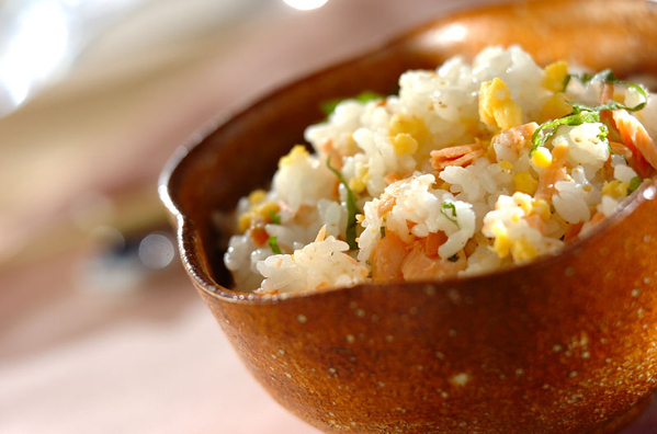 和食器に盛られた混ぜご飯
