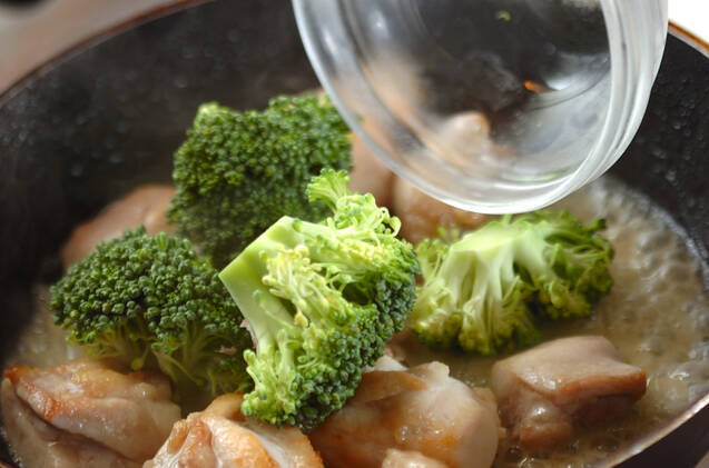 鶏とブロッコリーの白ワイン蒸しの作り方の手順3