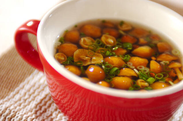 ナメコと梅のお吸い物