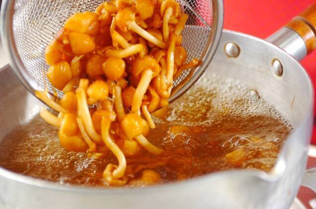 ナメコと梅のお吸い物の作り方の手順3