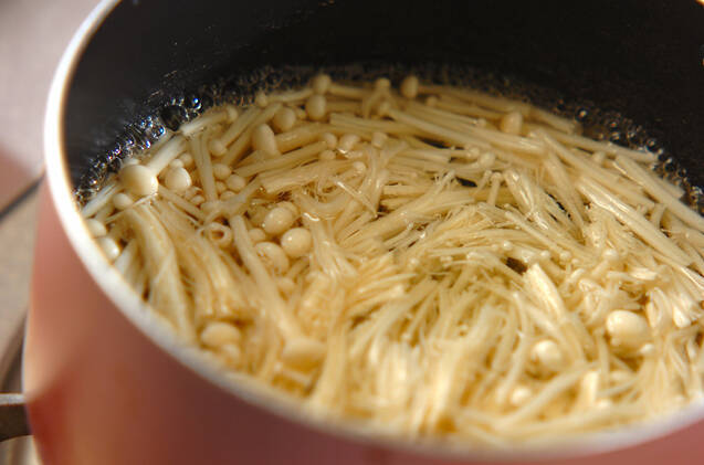 納豆とエノキの田舎みそ汁の作り方の手順3