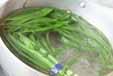 ニラと桜エビの甘酢和えの下準備1