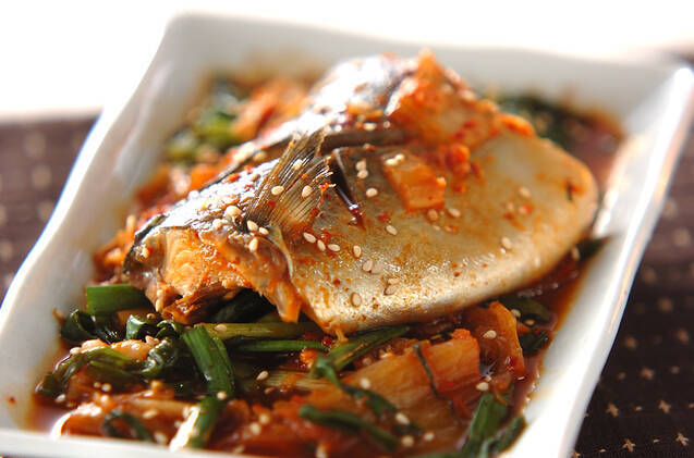 白い器に盛られたさばのキムチ煮
