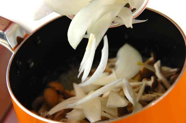 シメジのバタースープの作り方の手順4