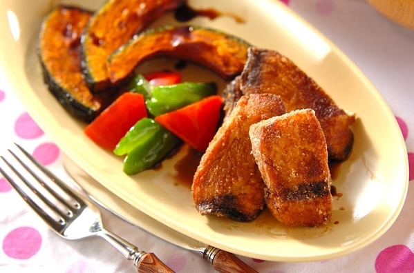 黄色のお皿に盛られたブリの竜田揚げ