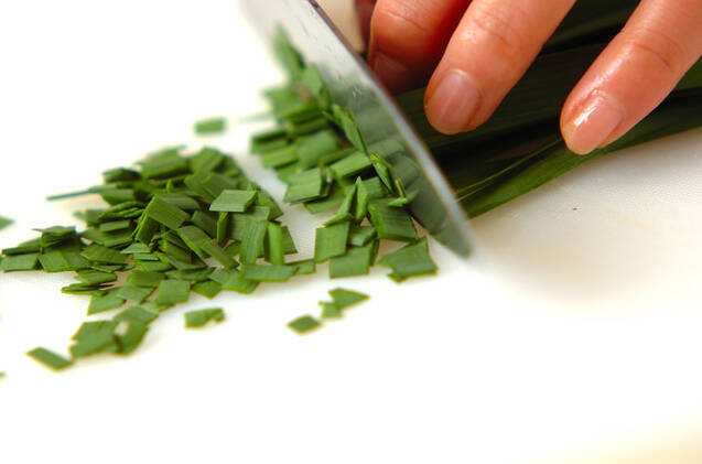 ニラとコーンの中華スープの作り方の手順1