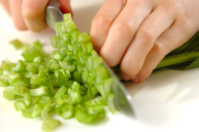 小松菜のゴマみそ汁の作り方の手順1