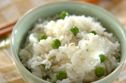 グリンピースと押し麦のご飯