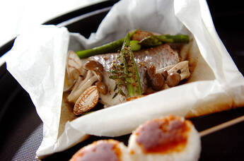 白身魚と野菜の紙包み焼きと焼きおにぎり