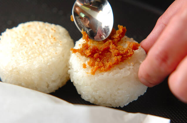 白身魚と野菜の紙包み焼きと焼きおにぎりの作り方の手順5