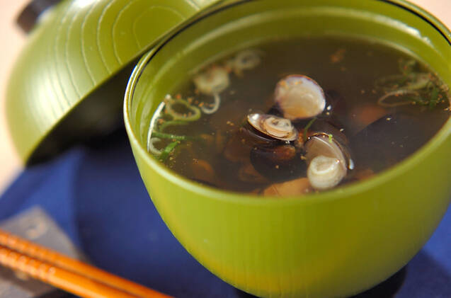 黄緑色のお椀に入れたしじみのお吸い物