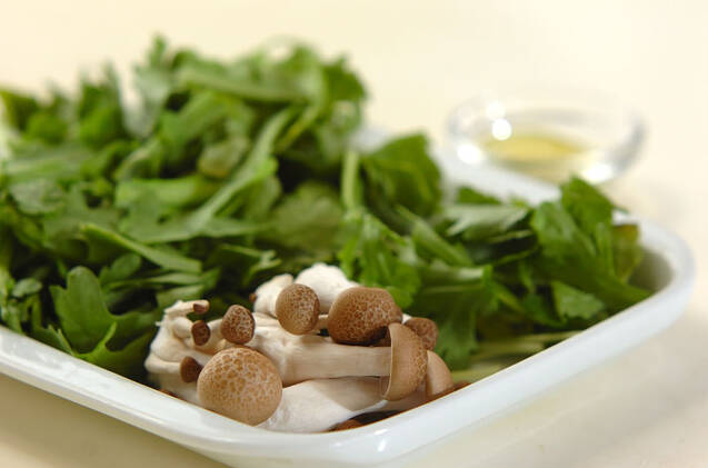 春菊のお浸しの作り方の手順1