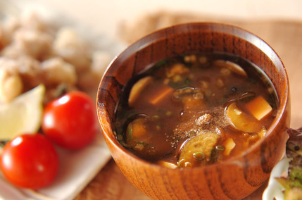 茶色いお椀に盛られたなすと豆腐の味噌汁