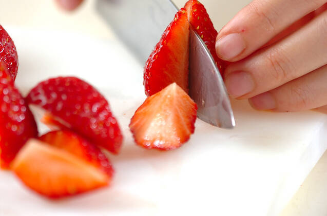 イチゴのミントサラダの作り方の手順1