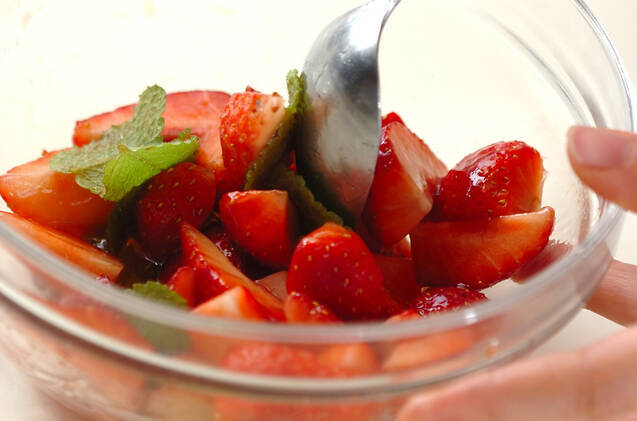 イチゴのミントサラダの作り方の手順3