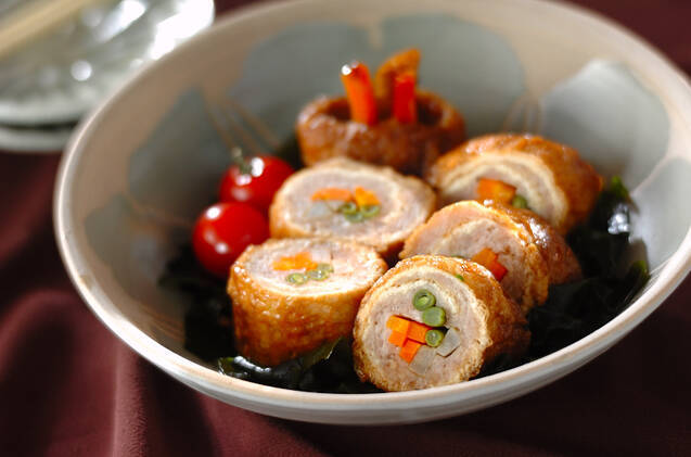 油揚げと鶏ひき肉の小ぶりなチキンロールが盛り付けられている大きな器