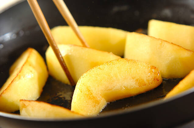 リンゴのキャラメルソテーの作り方の手順2