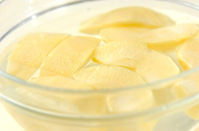 リンゴのキャラメルソテーの作り方の手順1