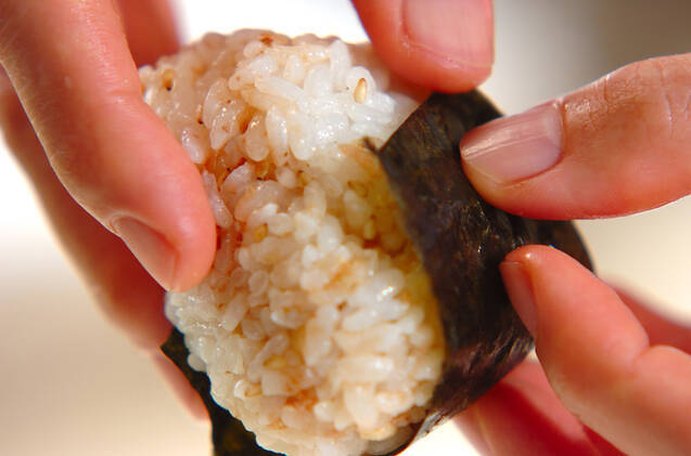 天かす入りおかかおにぎりの作り方の手順1