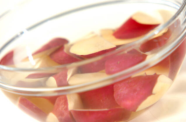 サツマイモ黒みつがけの作り方の手順1