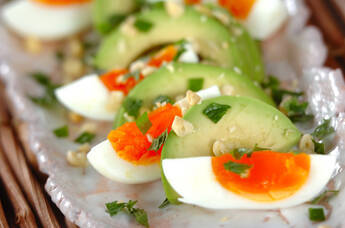 塩麹卵とアボカドのサラダ