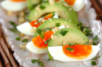 塩麹卵とアボカドのサラダ