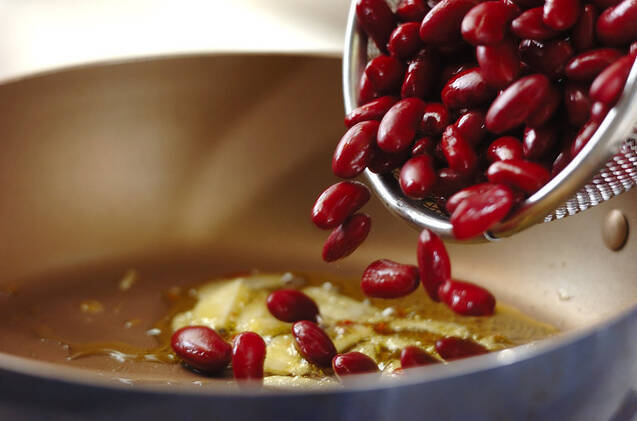 キドニービーンズとホタテのニンニク炒めの作り方の手順3