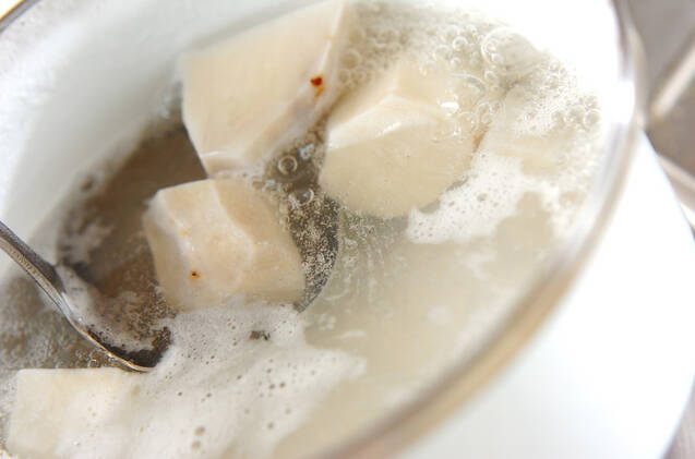 エビ芋の白みそ汁の作り方の手順1